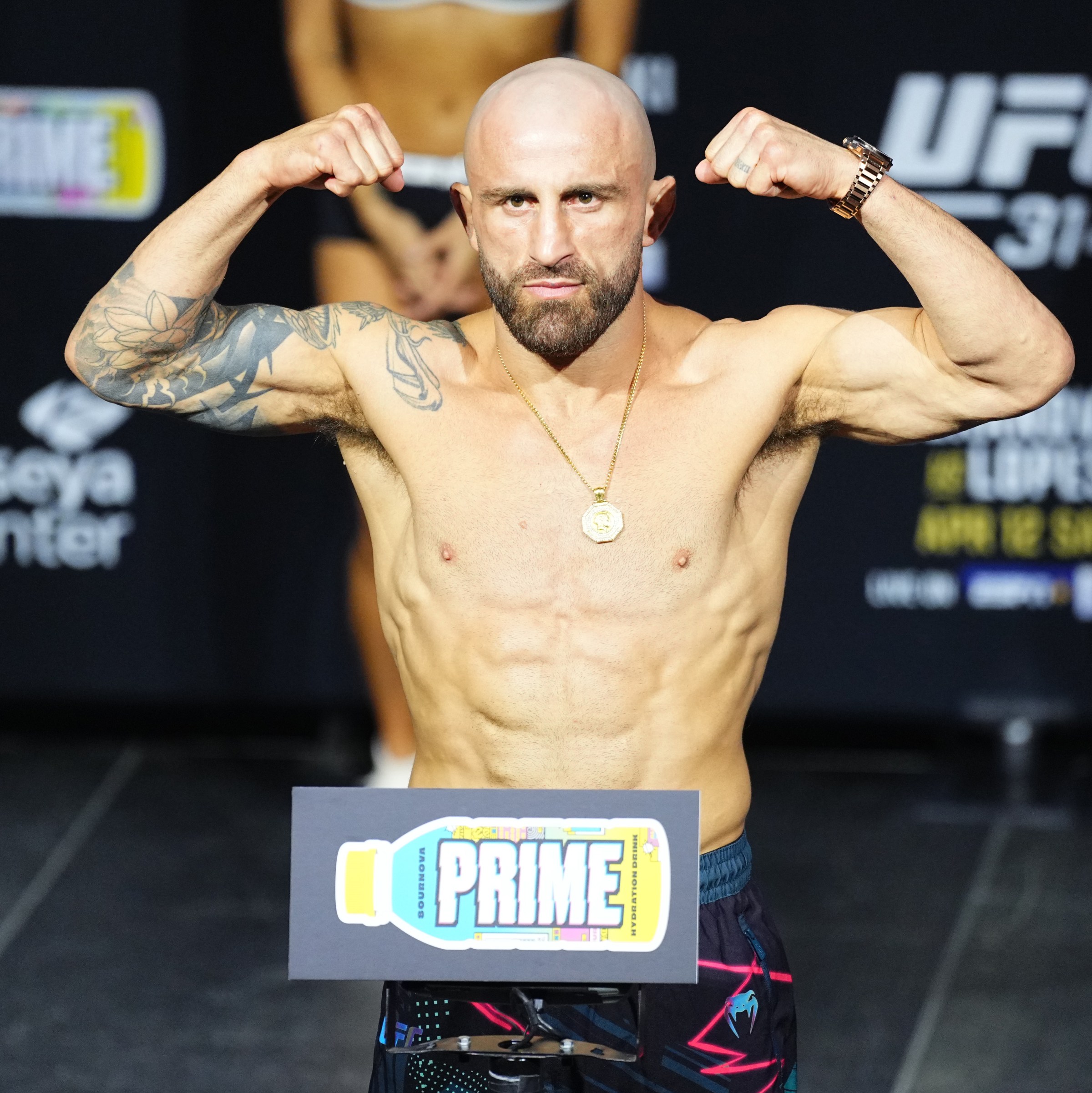 UFC 325 weigh-in video: Volkanovski vs. Lopes 2