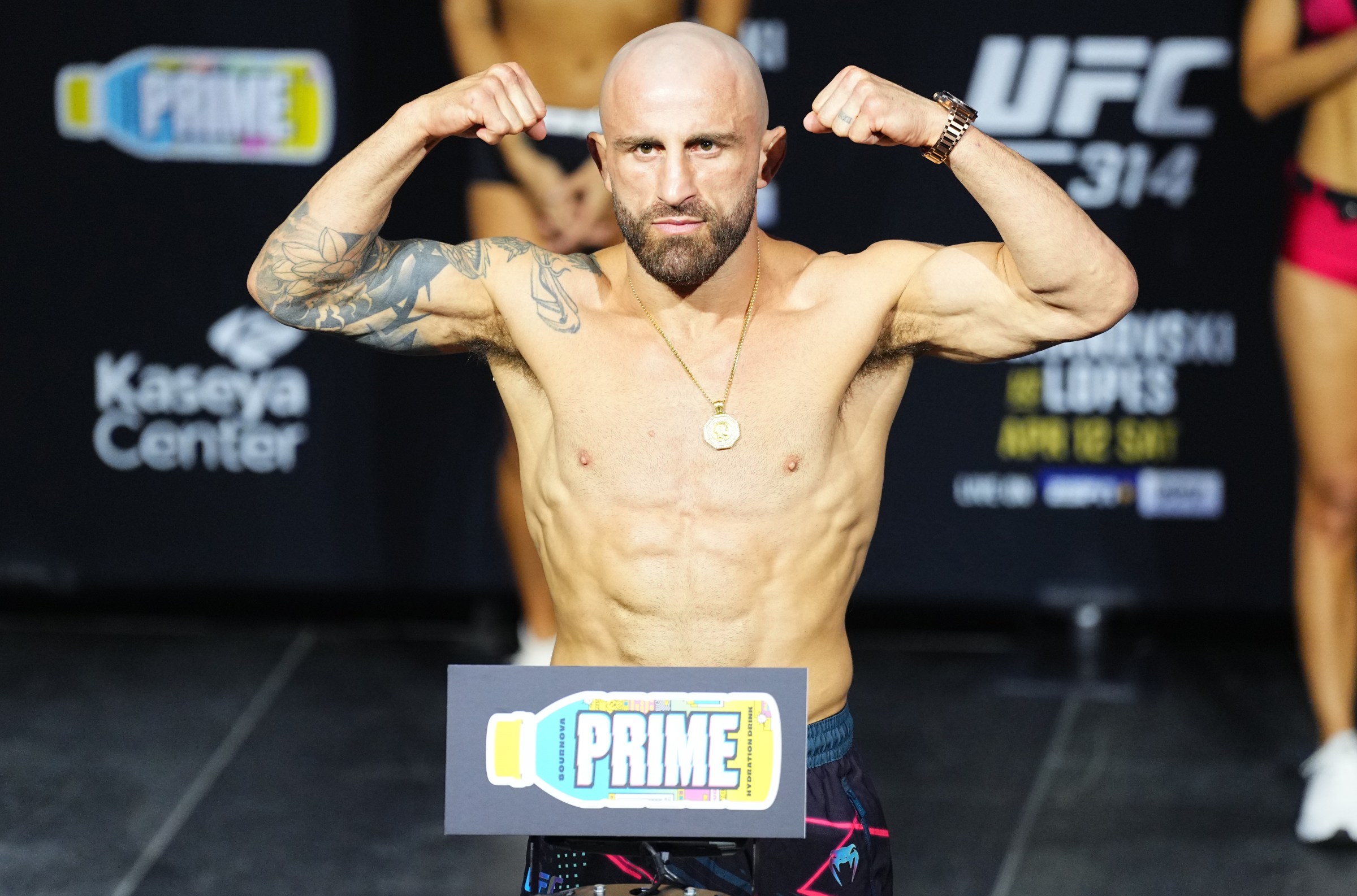 UFC 325 weigh-in video: Volkanovski vs. Lopes 2