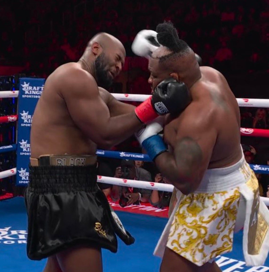 Jarrell Miller loses hair during boxing match, throws toupee in crowd